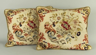 Lote 644: PAR DE ALMOHADONES INGLESES CON TAPICERIA NEEDLEPOINT. PAR DE ALMOHADONES INGLESES CON TAPICERIA NEEDLEPOINT.
