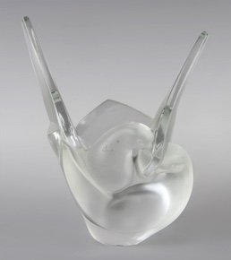 Lote 608: CENTRO FRANCES DE VIDRIO ARTISTICO FIRMADO LALIQUE.  CENTRO FRANCES DE VIDRIO ARTISTICO FIRMADO LALIQUE. 