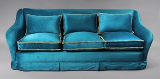 Lote 240: SOFA CONFORTABLE PARA TRES CUERPOS.  SOFA CONFORTABLE PARA TRES CUERPOS. 