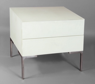Lote 279: PEQUEÑA MESA BAJA RECTANGULAR DE DISEÑO MODERNO.  PEQUEÑA MESA BAJA RECTANGULAR DE DISEÑO MODERNO. 