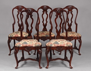 Lote 254: SEIS SILLAS DE ESTILO INGLES QUEEN ANNE PARA COMEDOR.  SEIS SILLAS DE ESTILO INGLES QUEEN ANNE PARA COMEDOR. 