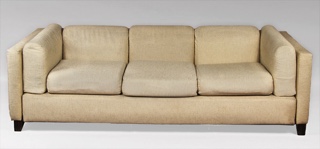 Lote 262: SOFA DE LINEA MODERNA PARA TRES CUERPOS.  SOFA DE LINEA MODERNA PARA TRES CUERPOS. 