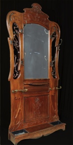 Lote 208: GRAN PERCHERO CON ESPEJO ART NOUVEAU. GRAN PERCHERO CON ESPEJO ART NOUVEAU.