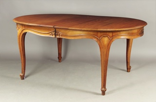 Lote 193: MESA OVAL DE ESTILO FRANCES LUIS XV PARA COMEDOR.  MESA OVAL DE ESTILO FRANCES LUIS XV PARA COMEDOR. 