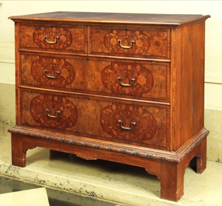 Lote 202: COMODA INGLESA CON MARQUETERIA.  COMODA INGLESA CON MARQUETERIA. 