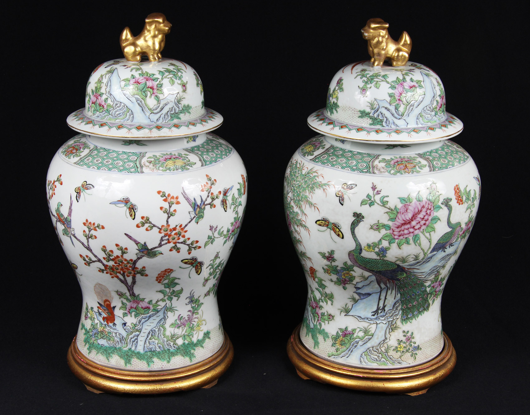  PAR DE POTICHES CHINOS DE PORCELANA CON TAPA. 