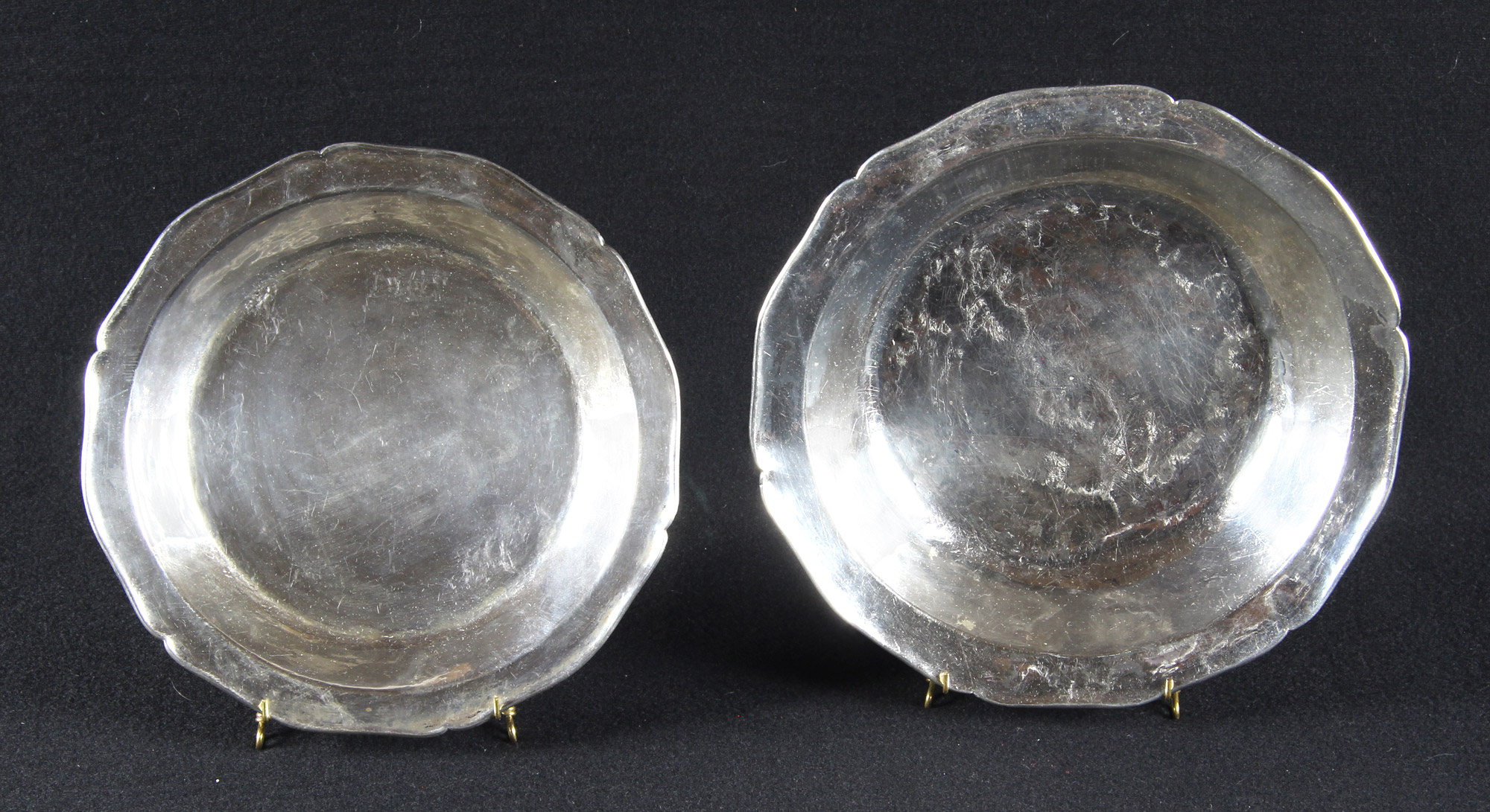  DOS PLATOS COLONIALES DIFERENTES DEL SIGLO XIX. 