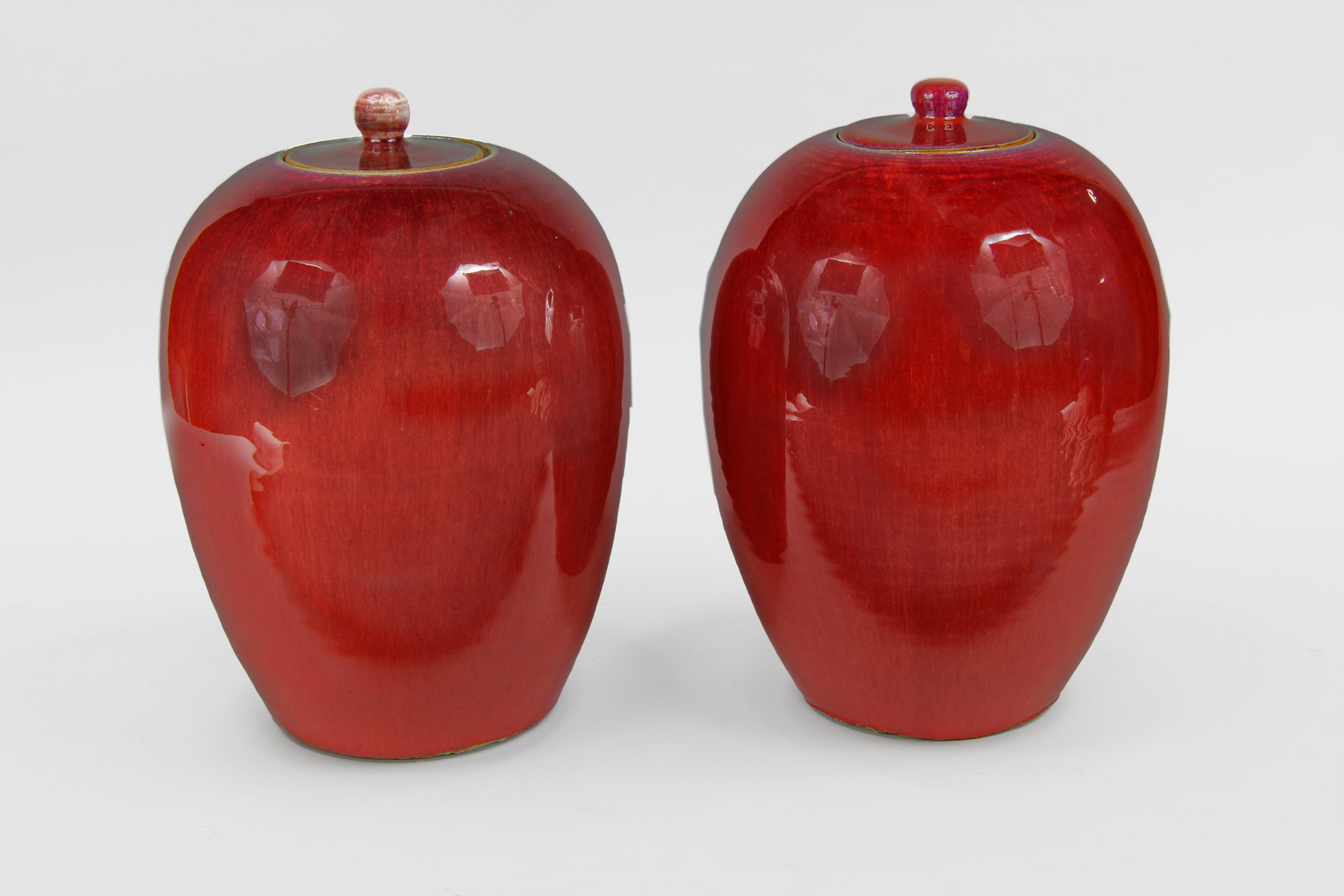  DOS ANTIGUOS POTICHES CHINOS DE PORCELANA SANG DE BOUEF. 