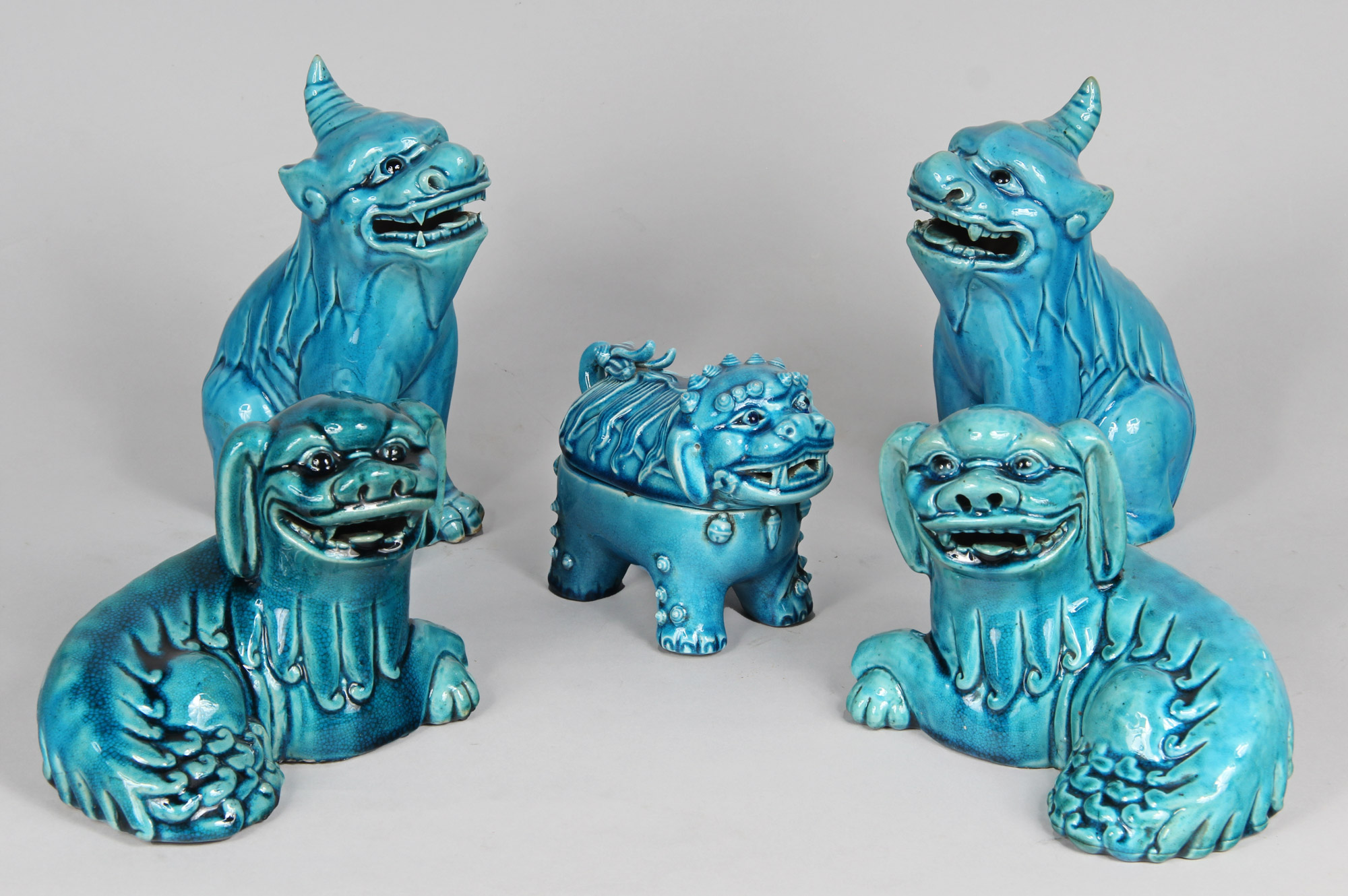  CINCO ANTIGUAS PIEZAS DE PORCELANA CHINA ESMALTADA. 