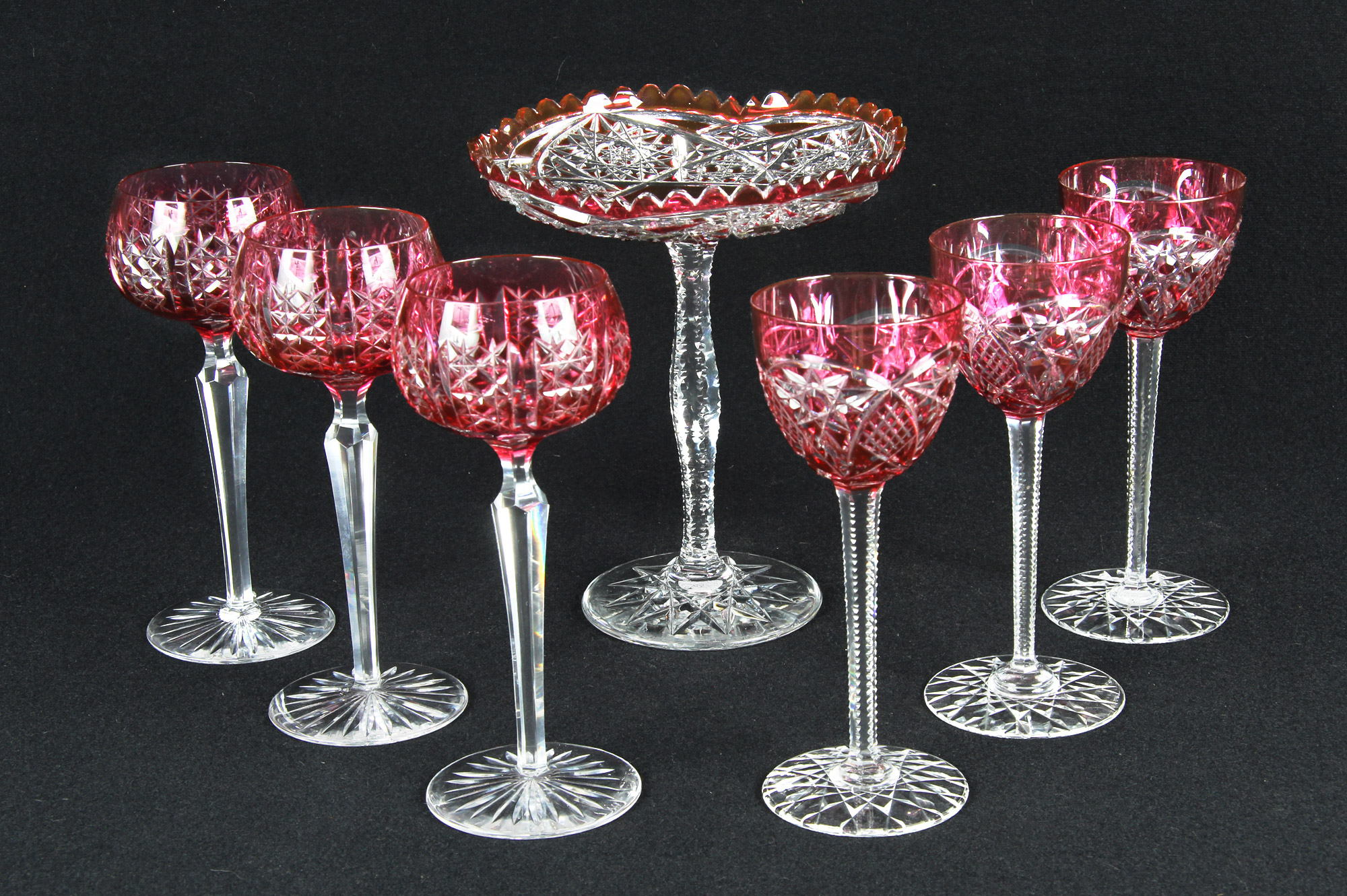  VEINTE PIEZAS DE CRISTAL TALLADO PARA MESA.  