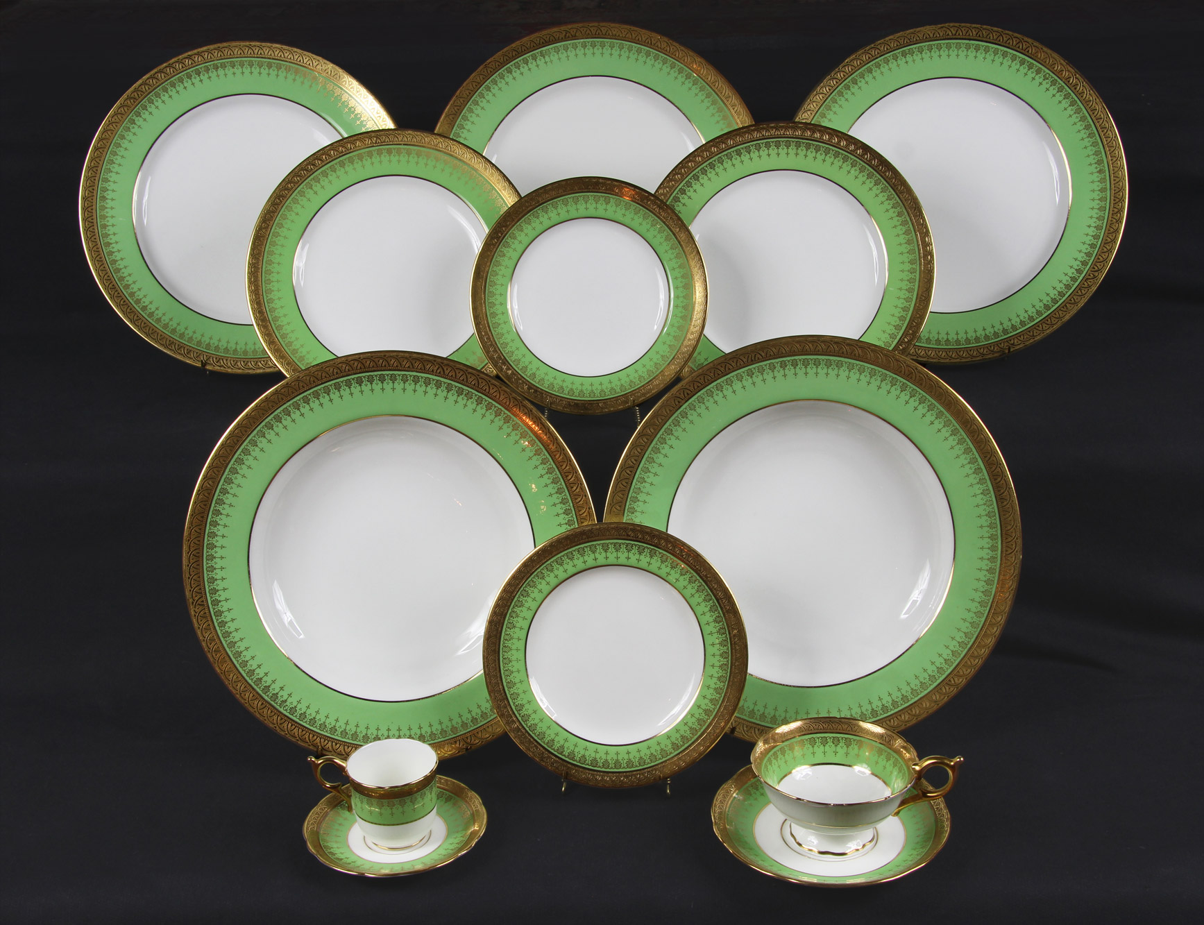  IMPORTANTE JUEGO DE PORCELANA INGLESA COALPORT PARA MESA. 