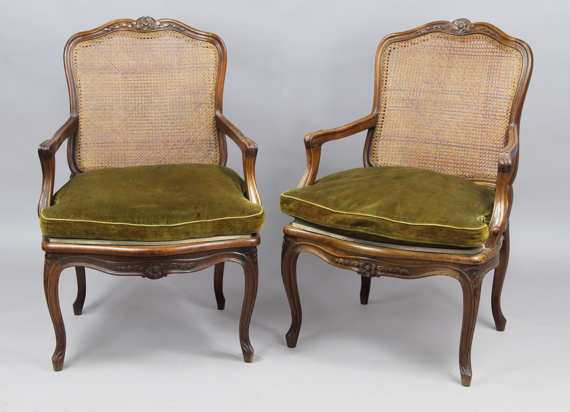  PAR DE SILLONES DE ESTILO FRANCES LUIS XV. 