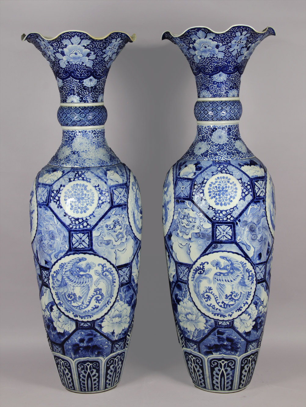  PAR DE GRANDES VASOS CHINOS DE PORCELANA ESMALTADA. 