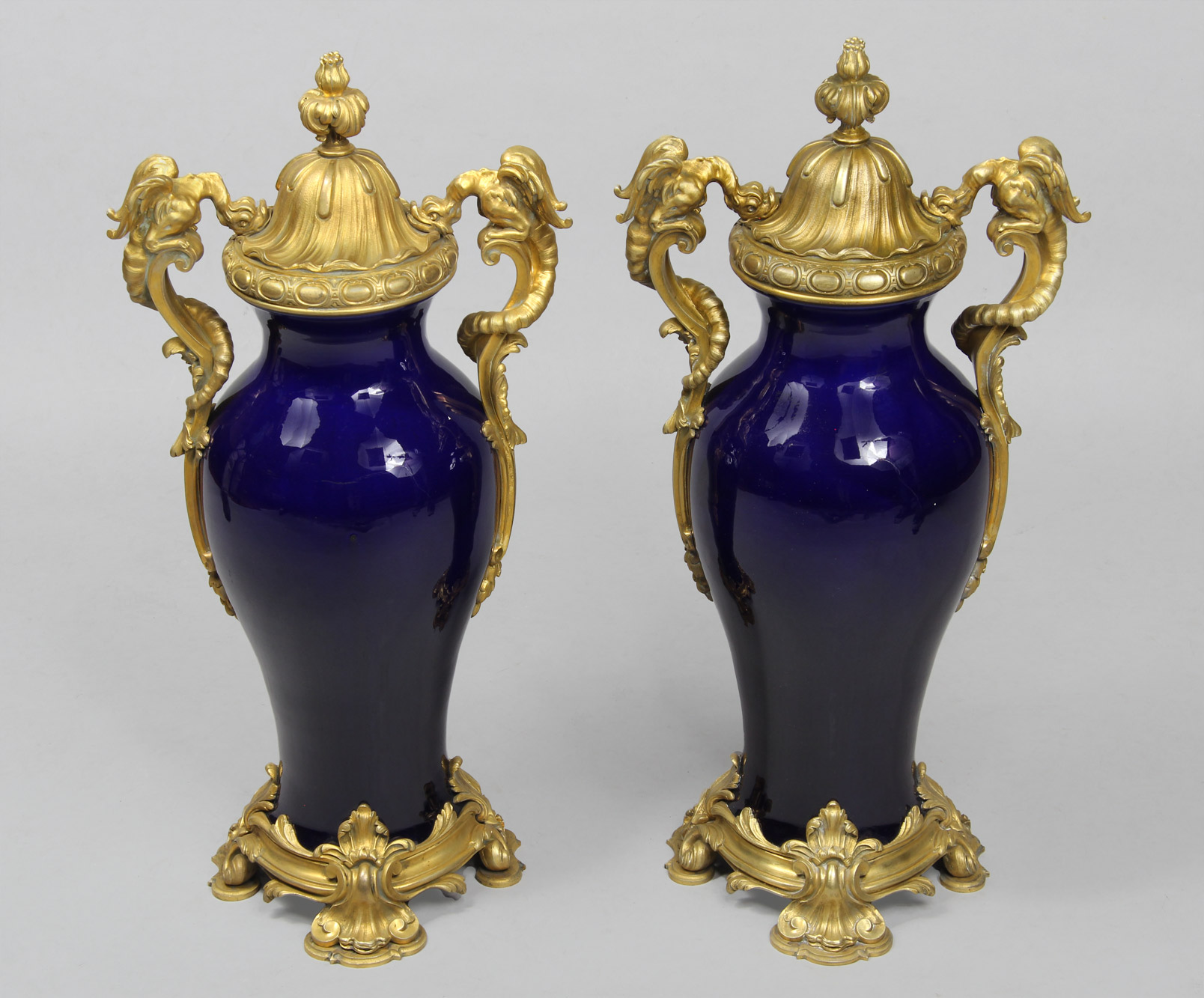  PAR DE IMPORTANTES ANFORAS DE PORCELANA FRANCESA DE SEVRES.