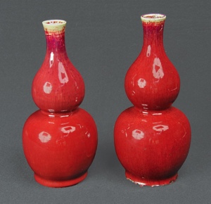 Lote 465: PAR DE ANTIGUAS BOTELLAS CHINAS DE PORCELANA ESMALTADA.  PAR DE ANTIGUAS BOTELLAS CHINAS DE PORCELANA ESMALTADA. 