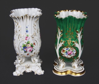 Lote 647: DOS FLOREROS DE PORCELANA ISABELINA ESMALTADA.  DOS FLOREROS DE PORCELANA ISABELINA ESMALTADA. 