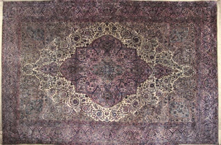 Lote 347: GRAN ALFOMBRA PERSA KIRMAN DE LANA TEJIDA A MANO.  GRAN ALFOMBRA PERSA KIRMAN DE LANA TEJIDA A MANO. 