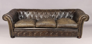 Lote 204: SOFA CHESTERFIELD PARA TRES CUERPOS.  SOFA CHESTERFIELD PARA TRES CUERPOS. 