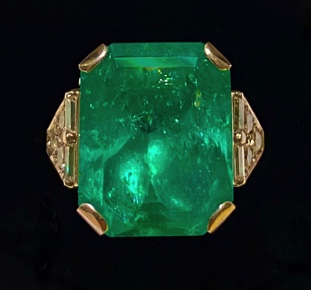 Lote 398: ANILLO ESTILO ART DECO CON ESMERALDA COLOMBIANA. ANILLO ESTILO ART DECO CON ESMERALDA COLOMBIANA.
