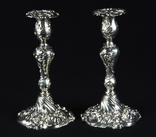 Lote 762: PAR DE CANDELEROS AMERICANOS DE METAL TIFFANY & CO. PAR DE CANDELEROS AMERICANOS DE METAL TIFFANY & CO.
