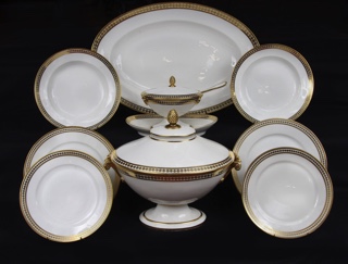 Lote 446: JUEGO DE PORCELANA FRANCESA PARA MESA.  JUEGO DE PORCELANA FRANCESA PARA MESA. 