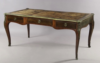 Lote 153: BUREAU PLAT FRANCES DE ESTILO LUIS XV.  BUREAU PLAT FRANCES DE ESTILO LUIS XV. 