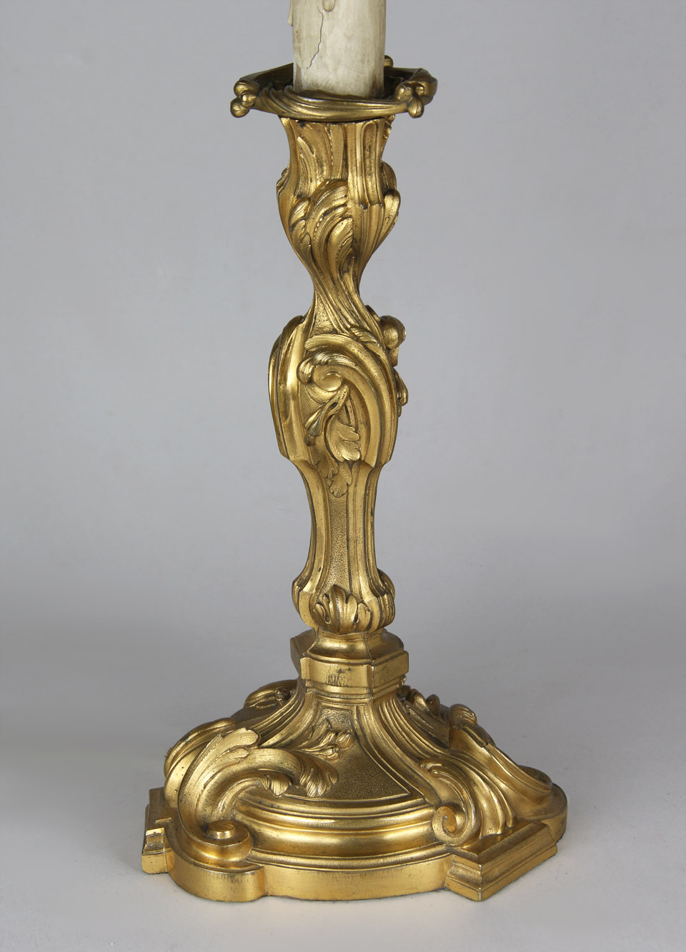 ANTIGUO CANDELERO FRANCES DE BRONCE CINCELADO SIGLO XVIII. 