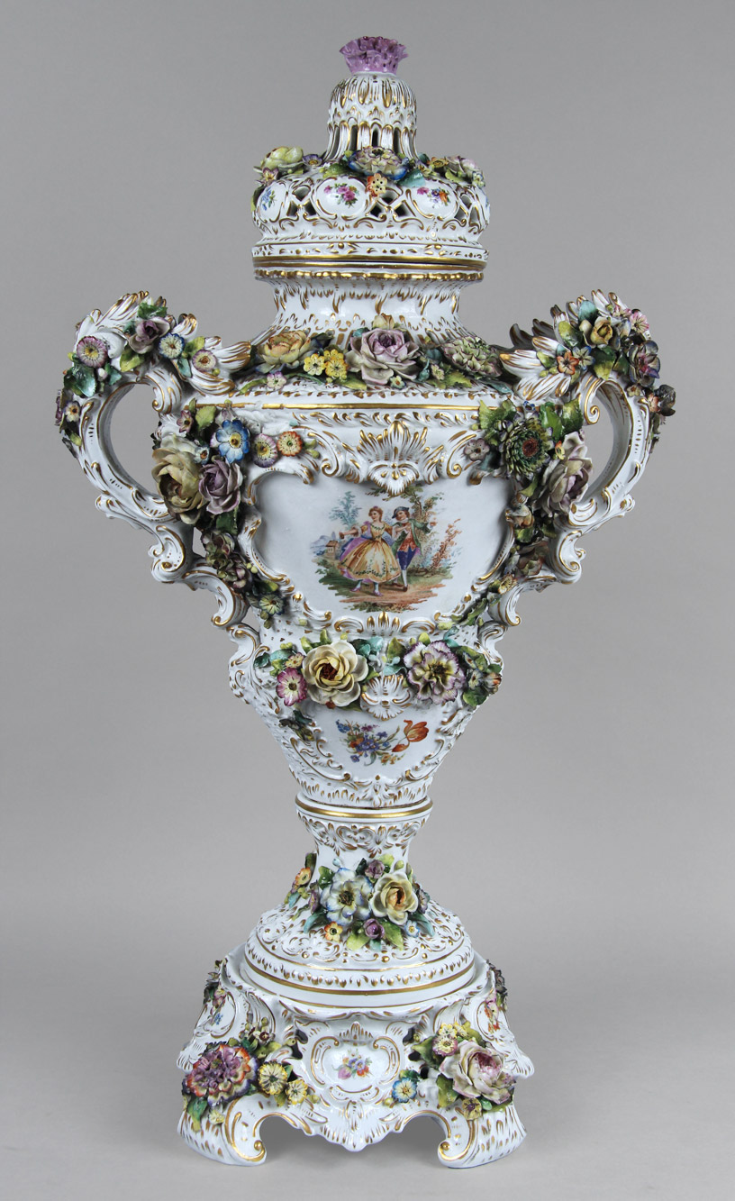  IMPORTANTE ANFORA DE PORCELANA NAPOLITANA CAPODIMONTE. 