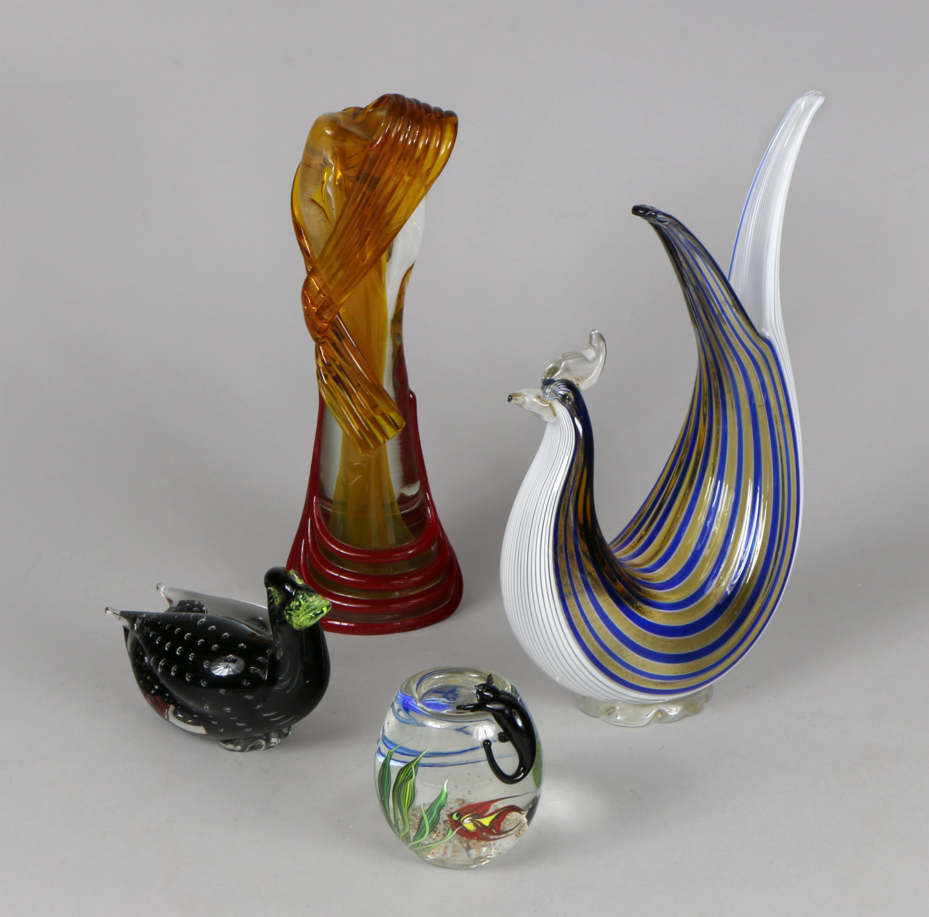 Lotes 690, 691 y 692: 
																		FIGURA ITALIANA DE VIDRIO ARTISTICO DE MURANO.
																		DOS FIGURAS ITALIANAS DE VIDRIO ARTISTICO DE MURANO.
																		PEQUEÑO SULFURO DE MEDIO CRISTAL CON FIGURA DE GATO.