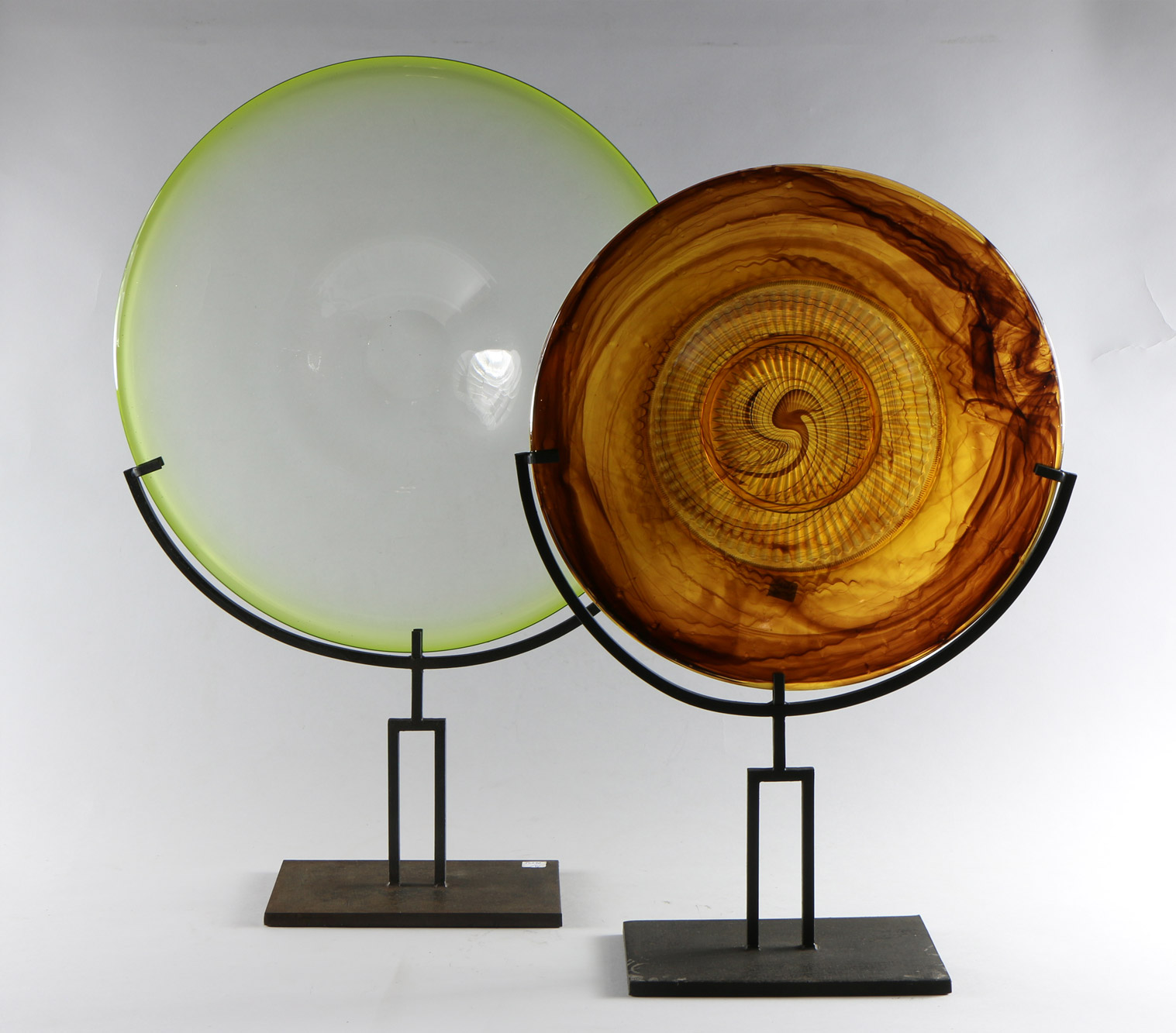 Lotes 645 y 646: 
																		GRAN PLATO CIRCULAR INGLES DE VIDRIO ARTISTICO DAVIDSON.
																		GRAN PLATO CIRCULAR DE VIDRIO DE ARTISTICO.