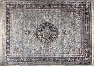 Lote 385: GRAN ALFOMBRA PERSA TABRIS DE LANA TEJIDA A MANO.  GRAN ALFOMBRA PERSA TABRIS DE LANA TEJIDA A MANO. 