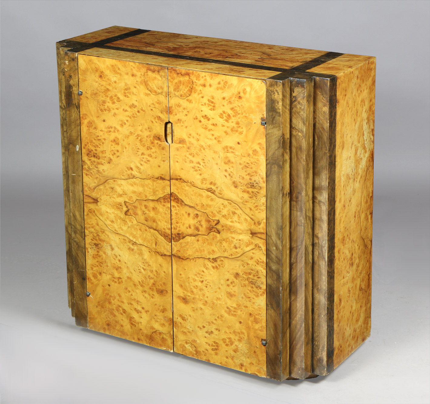  PEQUEÑO MUEBLE BAJO DE ARRIMO ESTILO ART DECO. 