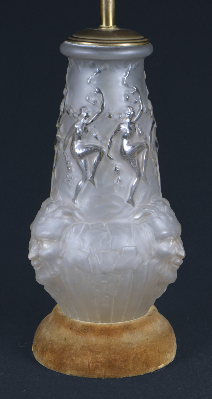  LAMPARA CON VASO DE VIDRIO ARTISTICO. 