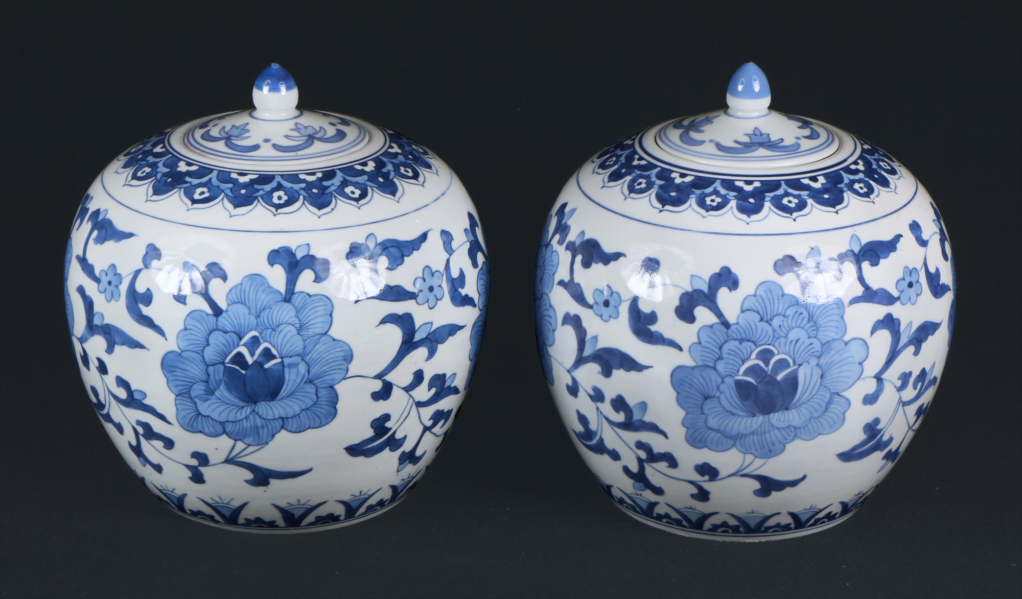  PAR DE POTICHES CHINOS DE PORCELANA ESMALTADA CON TAPA. 