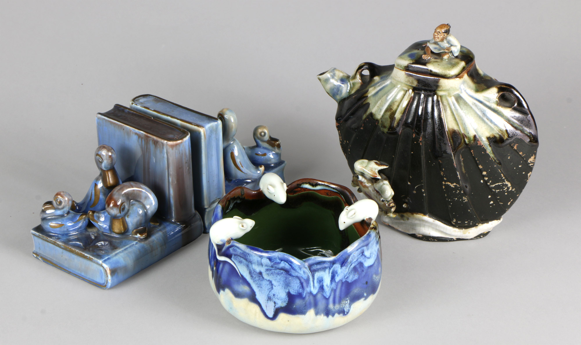 Lotes 599, 598 y 597: 
																		PAR DE SUJETA LIBROS DE CERAMICA ESMALTADA.
																		CURIOSO CUENCO DE CERAMICA ESMALTADA.
																		CURIOSA TETERA CHINA DE CERAMICA ESMALTADA.