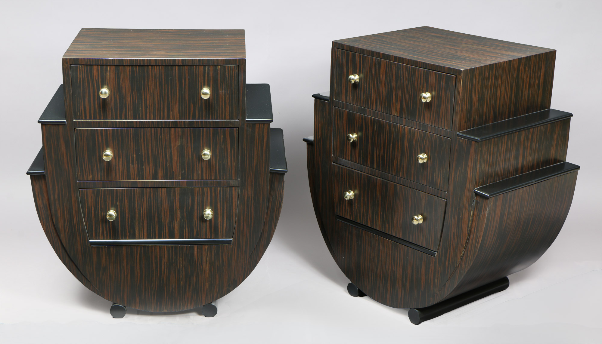  PAR DE PEQUEÑAS COMODAS DE ESTILO ART DECO.