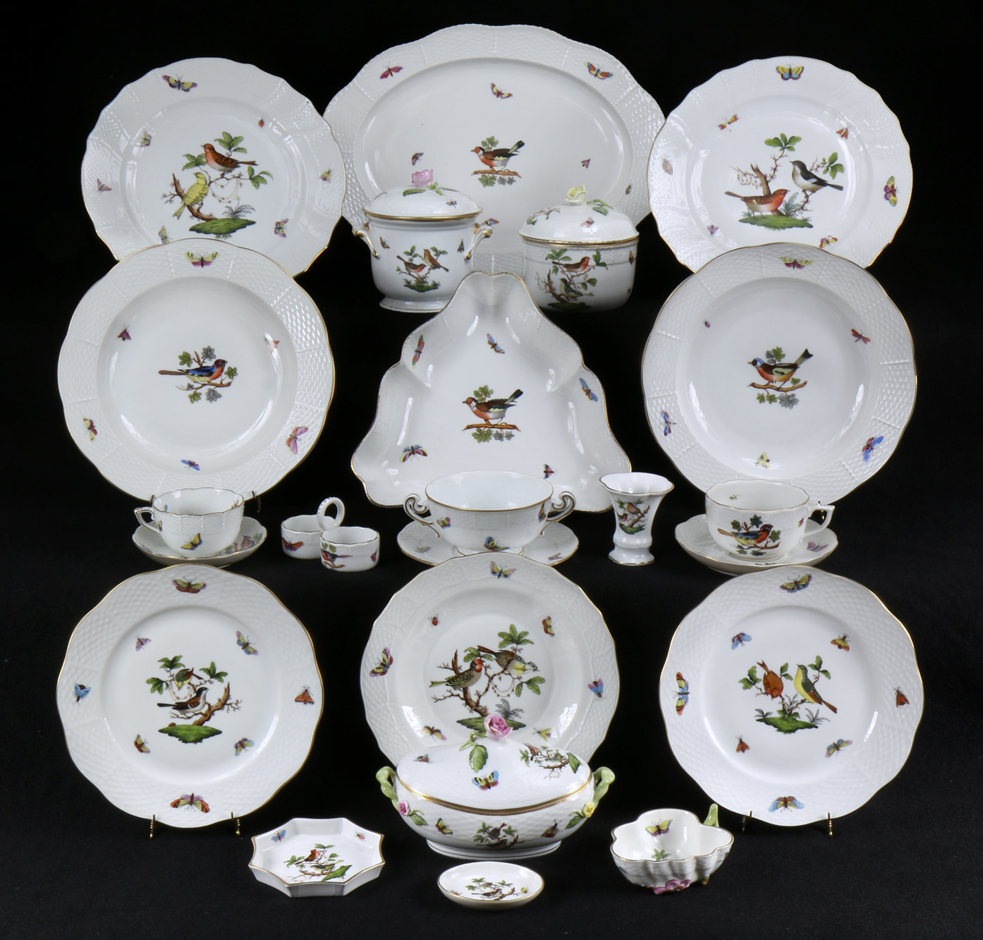  JUEGO DE PORCELANA HUNGARA DE HEREND PARA MESA. 