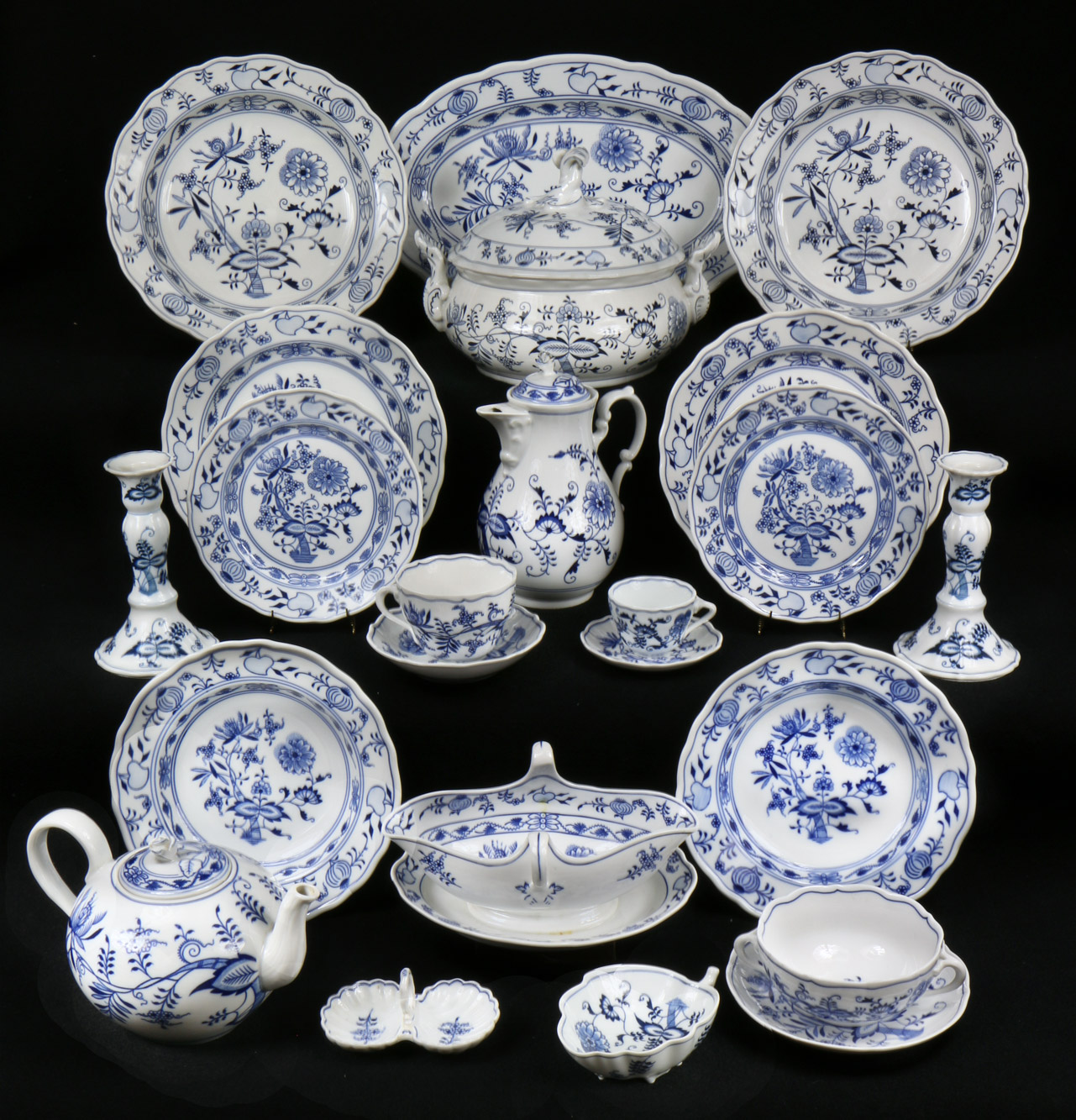 CONJUNTO DE PORCELANA PARA MESA MODELO ONION. 