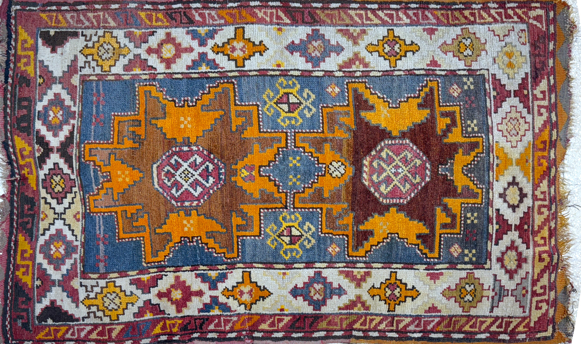  PEQUEÑA ALFOMBRA CAUCASICA DE LANA TEJIDA A MANO. 
