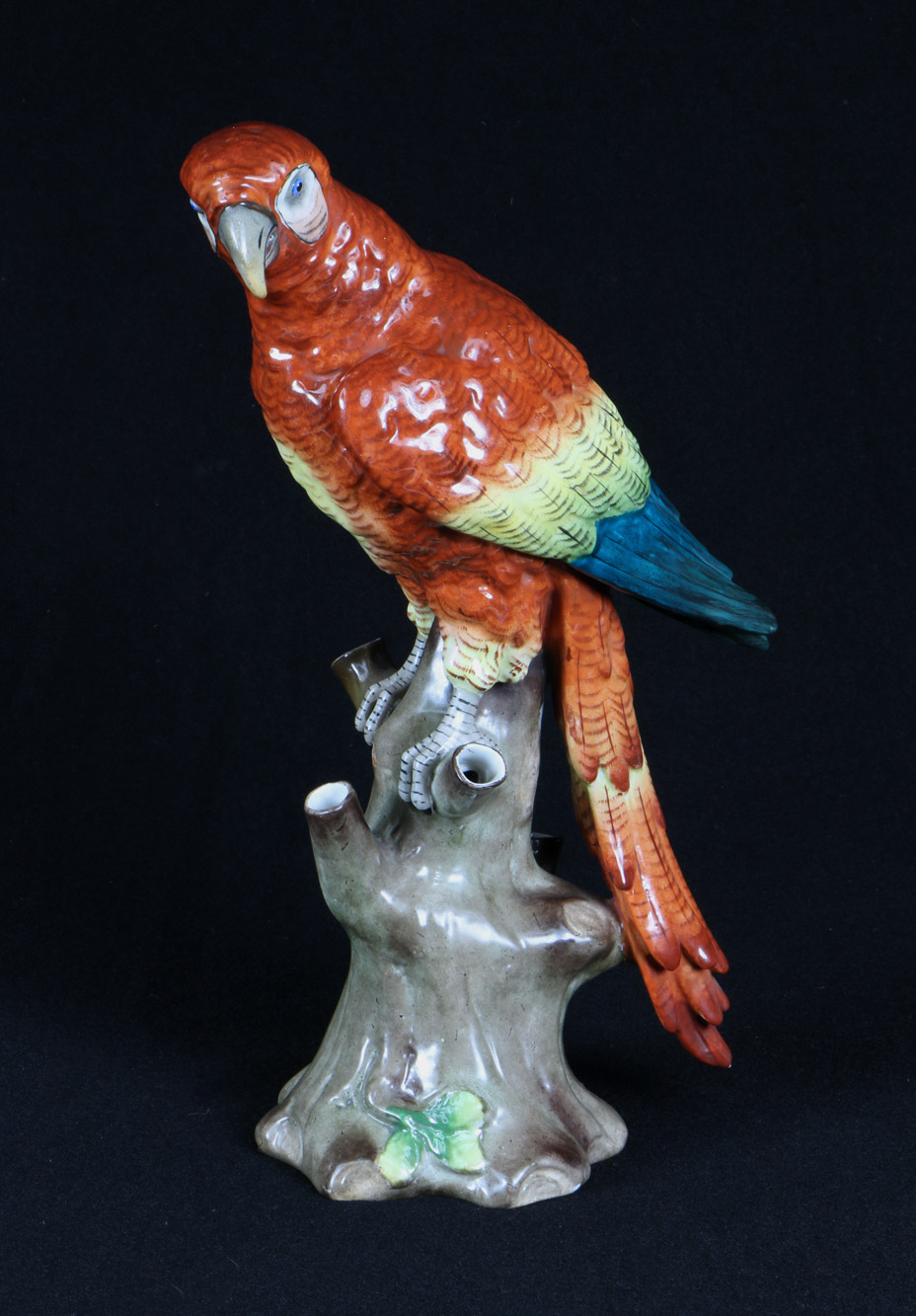  FIGURA 'LORO' DE PORCELANA EUROPEA ESMALTADA. 