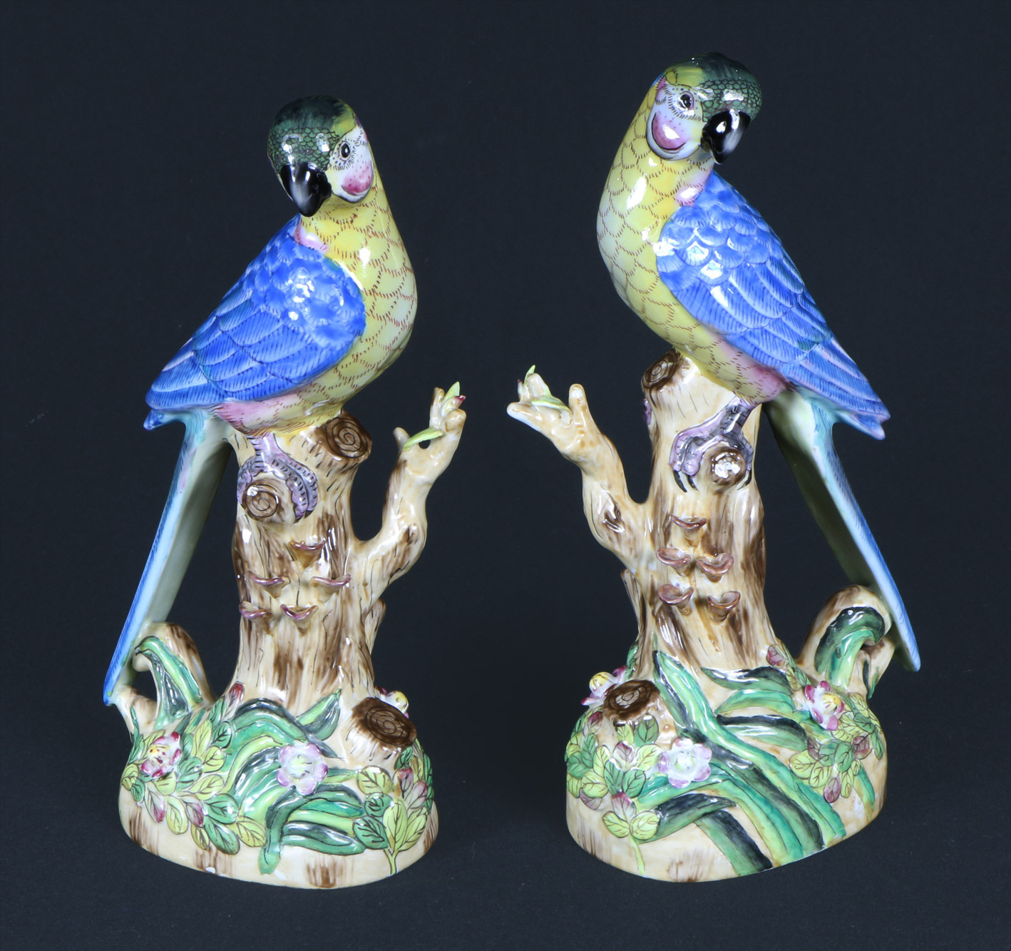  PAR DE FIGURAS 'LOROS' DE PORCELANA ESMALTADA. 