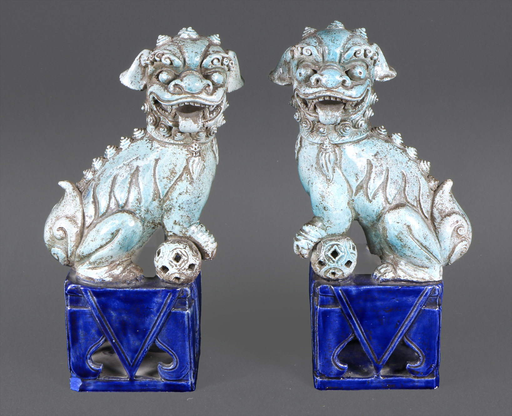  PAR DE FIGURAS CHINAS DE ALFARERIA ESMALTADA. 