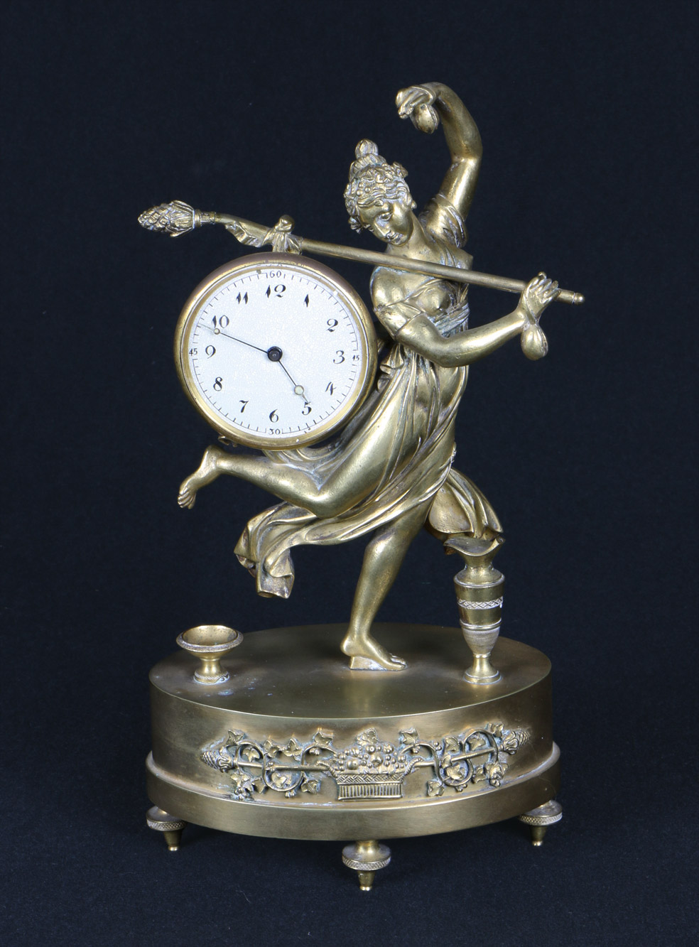  PEQUEÑO RELOJ DE APOYO SUIZO EN BRONCE CINCELADO. 