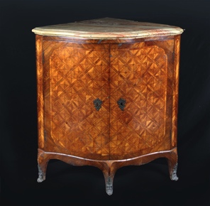 Lote 218: ANTIGUO MUEBLE RINCONERO FRANCES DE ESTILO LUIS XV. ANTIGUO MUEBLE RINCONERO FRANCES DE ESTILO LUIS XV.