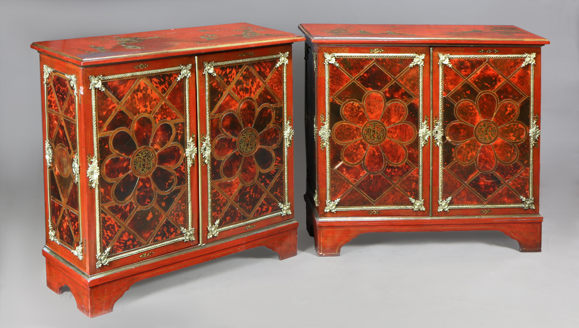  PAR DE ANTIGUOS GABINETES INGLESES CON DECORACION ORIENTAL.
