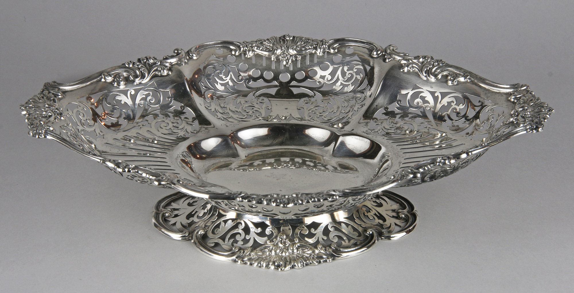  FRUTERA DE FORMA OVAL DE PLATA INGLESA SELLADA.