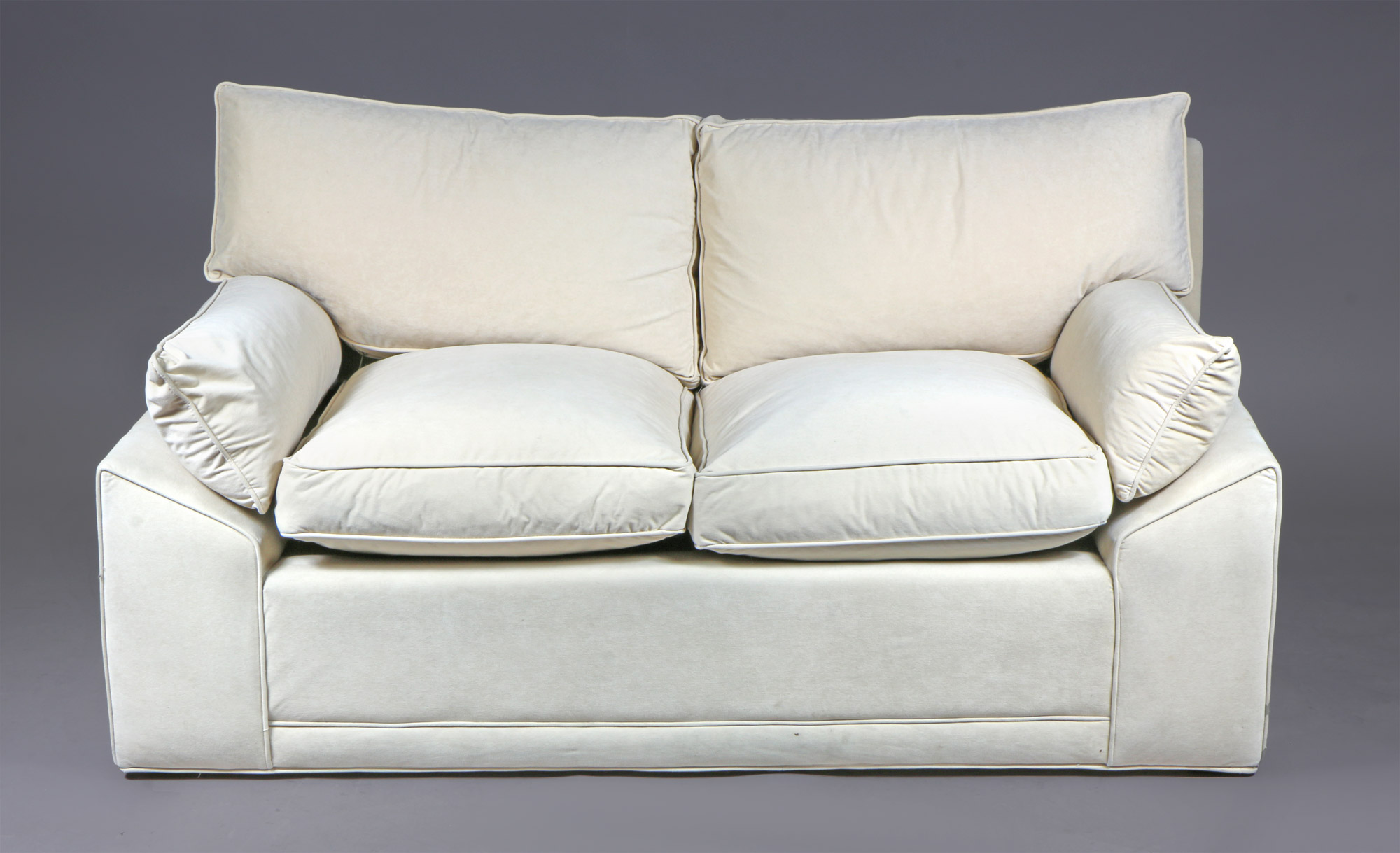  PEQUEÑO SOFA CONFORTABLE PARA DOS CUERPOS. 