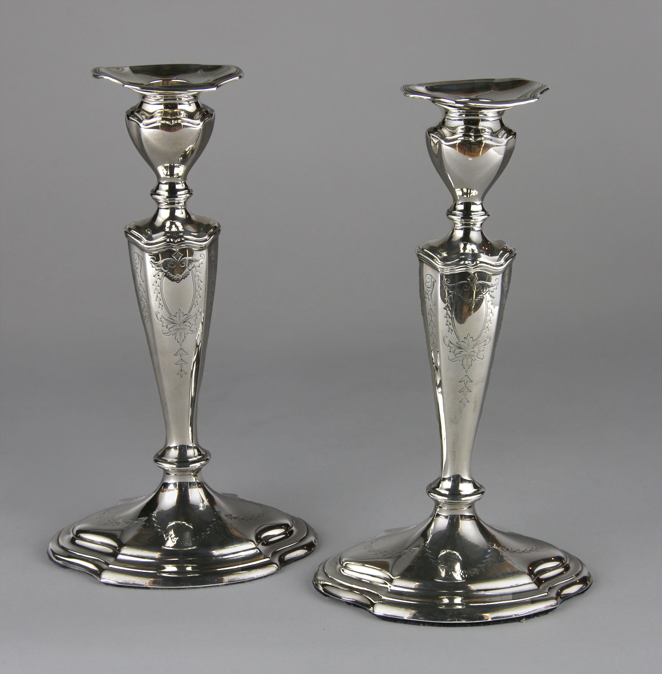  PAR DE CANDELEROS AMERICANOS STERLING SELLADOS. 