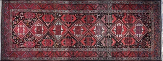 Lote 489: ALFOMBRA CAUCASICA DE LANA TEJIDA A MANO. ALFOMBRA CAUCASICA DE LANA TEJIDA A MANO.