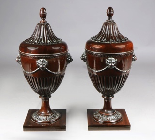 Lote 870: PAR DE 'CUTLERY URNS' INGLESAS EN MADERA DE CAOBA.  PAR DE 'CUTLERY URNS' INGLESAS EN MADERA DE CAOBA. 